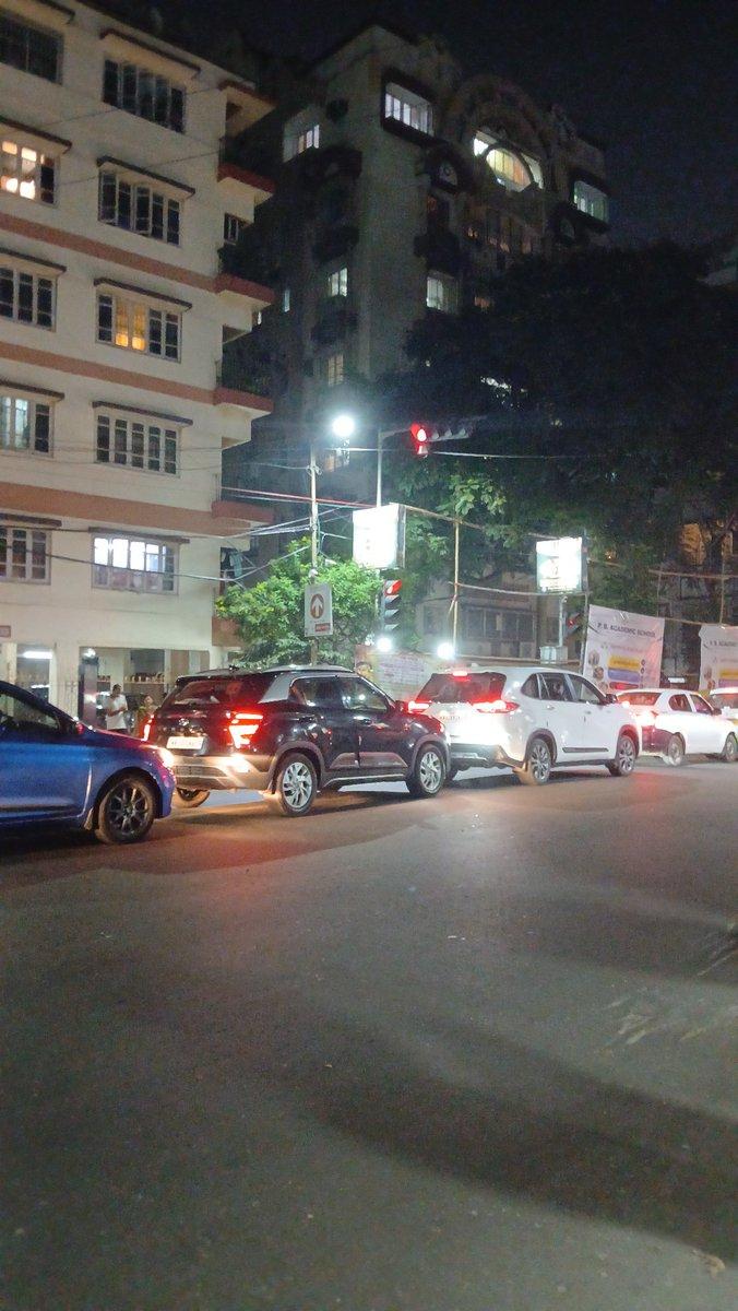Traffic Jam situation at Nalini Ranjan Avenue in South Kolkata right now! Jadavpur 🔁 Majerhat Metro 🚇 Line construction via Tolly Phari-New Alipore-Taratala alignment is badly needed from this year on