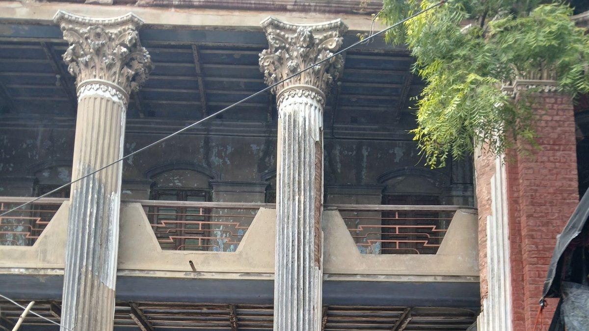This is a Pre-1947 mansion located on a bylane linking Kumartuli's Potters' Lane to ghat's approach road. Stalls encroach it's boundary wall. It looks like an abandoned Rajbari whose Greek gothic arch