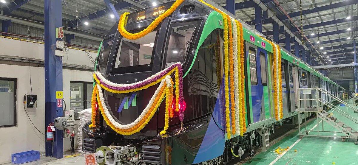 The Alstom #MumbaiMetro Line 4/4A rakes look sleek! Finally the ball is rolling....😃😃😃 Cannot wait to see this beauty glide over the EEH. Better late than never. #Mumbai #GreenLine #Infrastructure