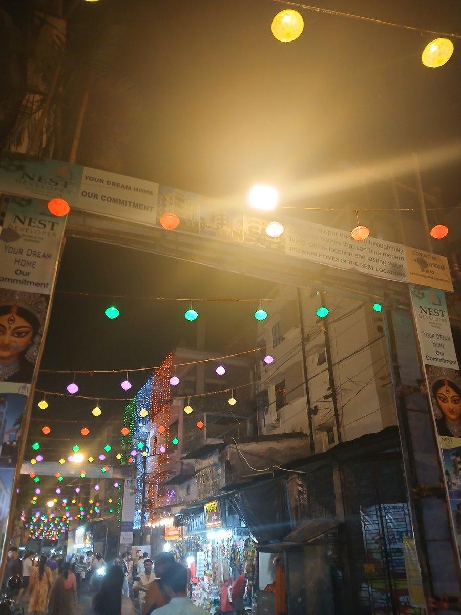 Being a Kolkata resident, I felt the Dugga Pujo vibes on Chaturthi evening while strolling with my Wifey. Undoubtedly, our city's artistry including decorative lighting ✨️ deserves applause 👏🏻 #Kolkat
