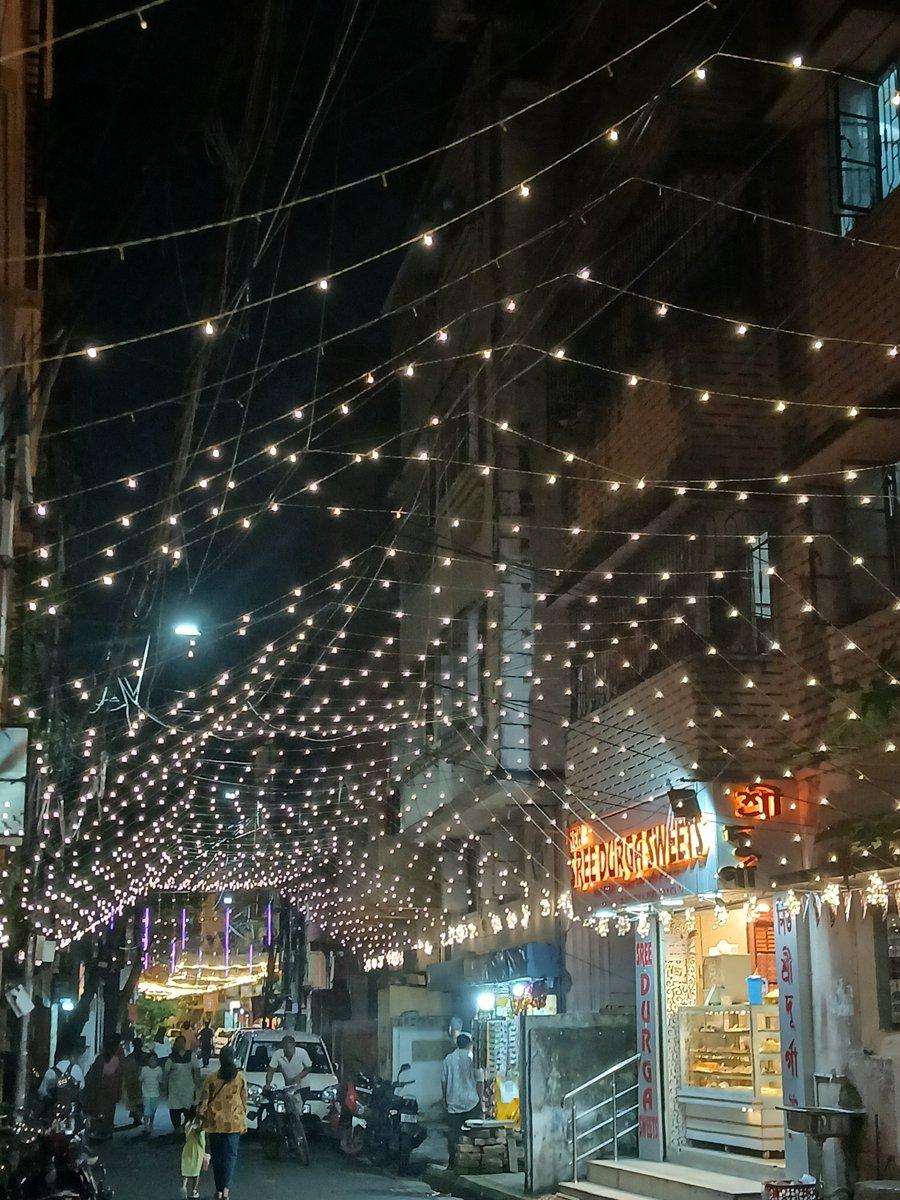 A netizen aptly opined on X that our Kolkata city is nothing less than an open air art gallery during Durga Puja time specially from 2026 onwards. Craftwork of artisans from Mata Rani's murti (deity i