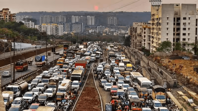 Heavy traffic expected on #Pune-#Mumbai Expressway, old highway; police urge use of public transport Details here 🔗 https://toi.in/VmlsUZ Don’t miss the complete coverage - get the TOI App 👉 https://t