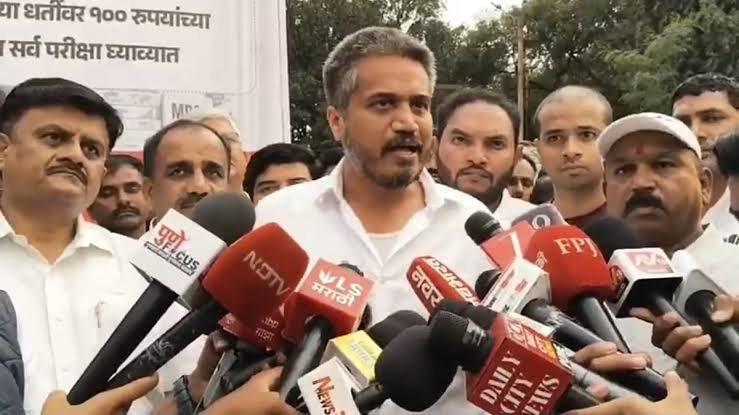 विद्यार्थ्यांच्या ताकदीपुढे सरकार झुकले.. ✌️ एमपीएससी पेपरफूटी प्रकरणी महाराष्ट्र लोकसेवा आयोगाचे अध्यक्ष विवेक भीमनवार यांचा राजीनामा घ्यावा, यासाठी गेल्या 11 दिवसांपासून पुण्यात विद्यार्थ्यांचे आंदो