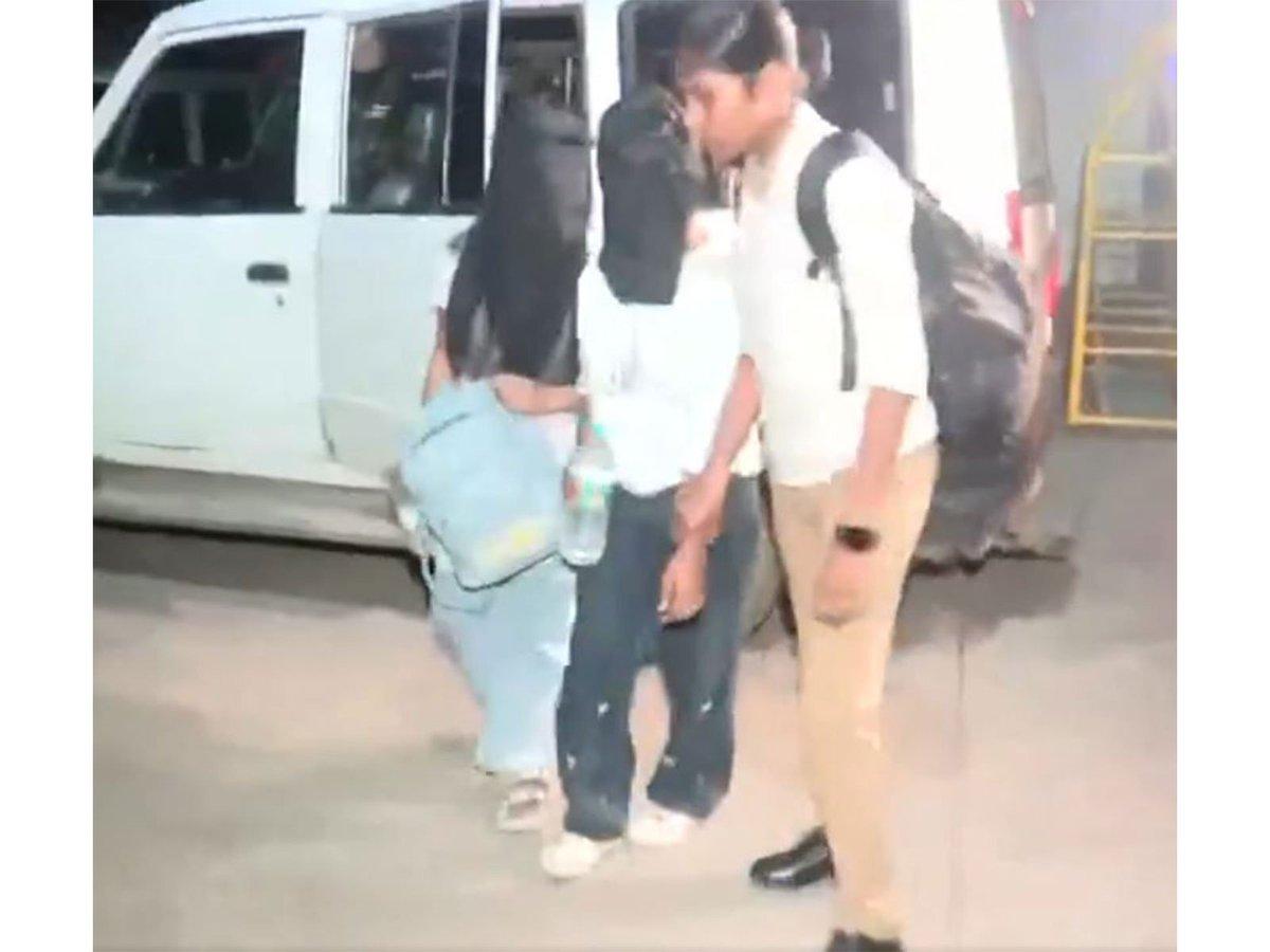 Four accused in Tiger Shroff car firing incident brought to Mumbai's Anti-Extortion Cell Read @ANI Story | https://aninews.in/news/national/general-news/four-accused-in-tiger-shroff-car-firing-inciden