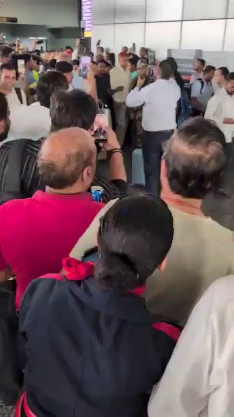 #Delhi : CJP founder Abhijeet Dipke was confronted by passengers at Delhi Airport, with one reportedly asking him, “Kyun desh ko kharab kar raha hai?” #AbhijeetDipke #CJP #DelhiAirport #BreakingNews