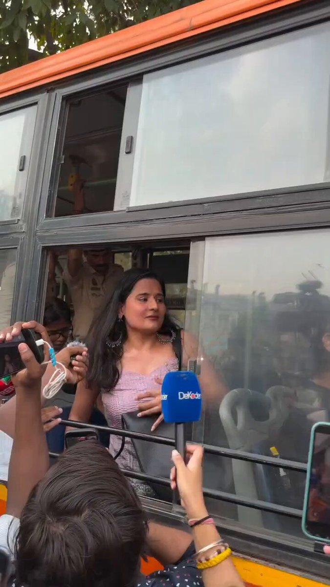 : A Gen Z CJP supporter tries to outsmart the police and escape detention by jumping off a bus. In the chaos, she hands her bag to a stranger, who walks away with it, leaving her without her pho