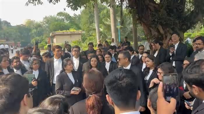 Black ribbons, Constitution reading: Delhi High Court lawyers protest police action against peers