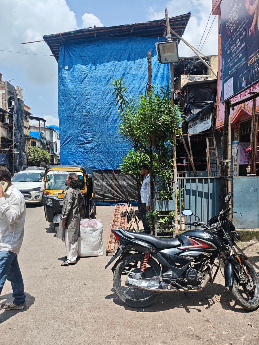 @mybmc , Tayba Jewellers ki aadha foot se bhi kam ki seedhi todne mein aapne der nahi ki. Lekin road par 10 ft jagah gherne wale encroachment par action kab hoga? Rules sabke liye ek jaise hain ya nah