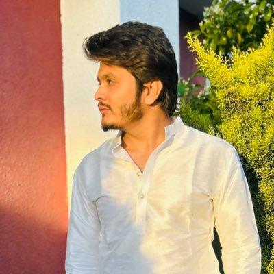मुंबई लोकल मध्ये दिवसेंदिवस कपल्स ची चमडीगिरी ही वाढत चाललेली आहे… एकमेकांचा हात पकडून बसनं, दरवाजात उभं राहून गर्दी आहे म्हणून तीला प्रोटेक्ट करतोय असं भासवून सॉफ्ट रोमांस करणे इथपर्यंत सगळं ठीक होत.