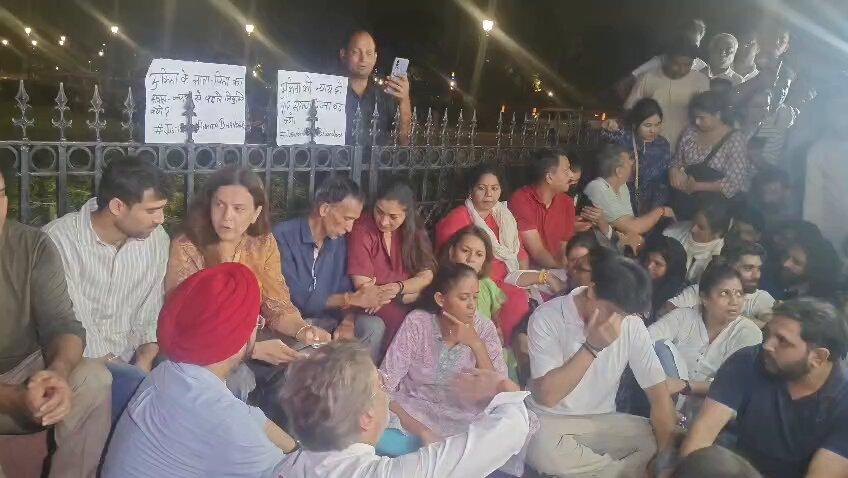 People gathered at India Gate in Delhi to show solidarity with Ankita Bhandari’s family, who continue to demand justice in the 2022 Uttarakhand murder case. @RahulGandhi @INCIndia #AnkitaBhandari #Ind