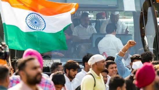 Delhi protest live: INDIA bloc march halted at barricaded road 600 meters away from Supreme Court
