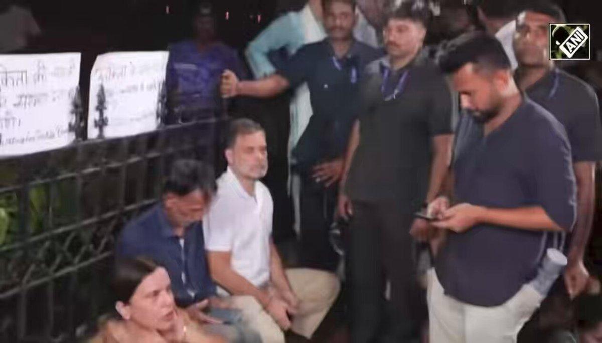 Leader of Opposition Shri @RahulGandhi ji, Congress General Secretary and MP Shri @priyankagandhi ji, with Ankita Bhandari ji's mother ji - father ji at #IndiaGate … #Delhi #JusticeForAnkita