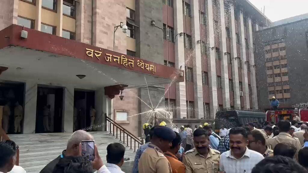 #Pune: Visuals from PMC’s annual bomb blast and fire mock drill at its headquarters in Pune. If this is how they really handle a crisis, God help us. 💀