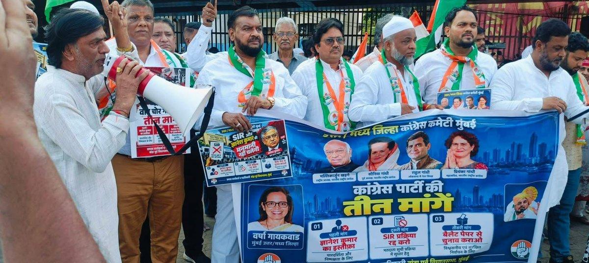 🇮🇳 Vote Bachao, Desh Bachao! Block-level march by Wards 95 & 96 at Kherwadi, Bandra East, organised by North Central Mumbai District. #VoteChori #Mumbai #Congress @VarshaEGaikwad @Arshadazmi72