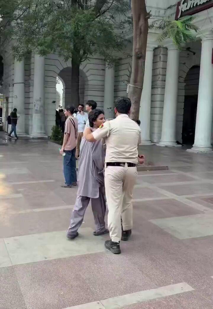 🚨 BREAKING: Two youths were caught allegedly pelting stones at police in Connaught Place yesterday. Law and order must be upheld! 🇮🇳
