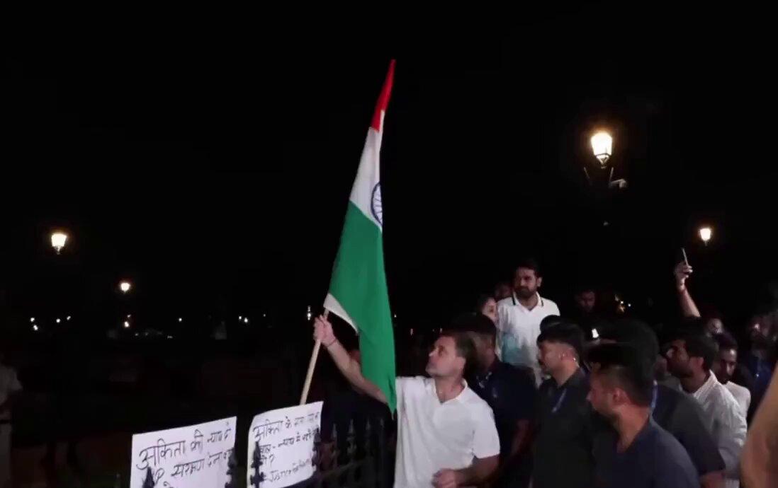 -| Delhi: A man waves the Tricolour at India Gate as Lok Sabha LoP (@RahulGandhi) & Congress MP (@priyankagandhi) meet and console the parents of Ankita Bhandari, who are staging a dharna against the 
