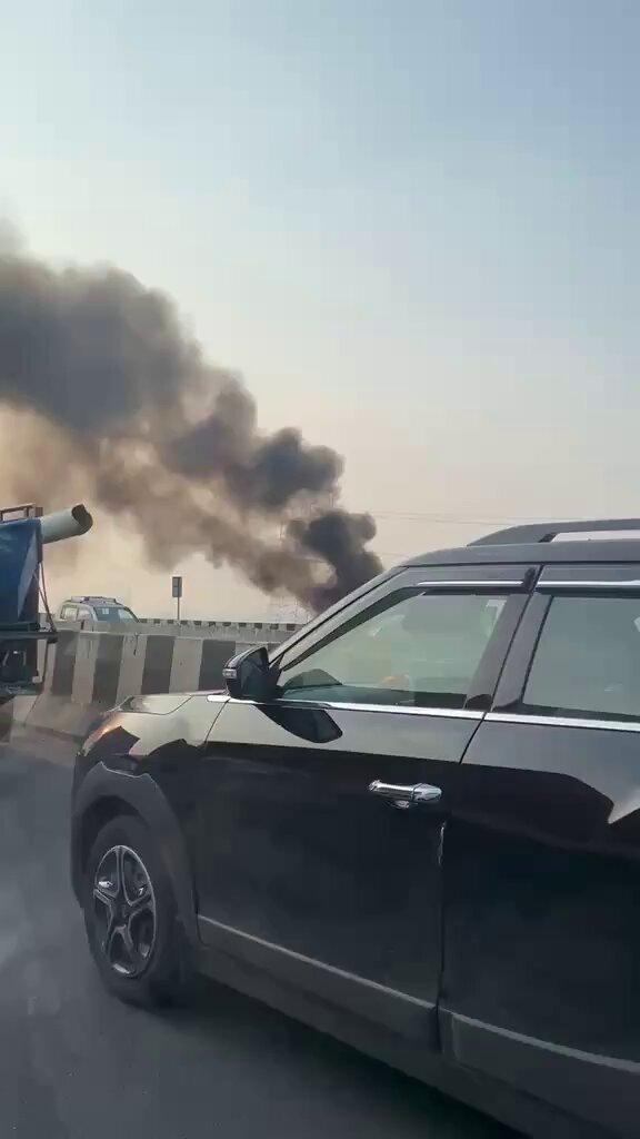 Just now similar Fire accident happened near Gathkesar on Hyd - Warangal Highway Car got hit to divider and caught fire Details yet to be known 😑😑 Whats happening with #EVCars 🙏 #Hyderabad #Warangal