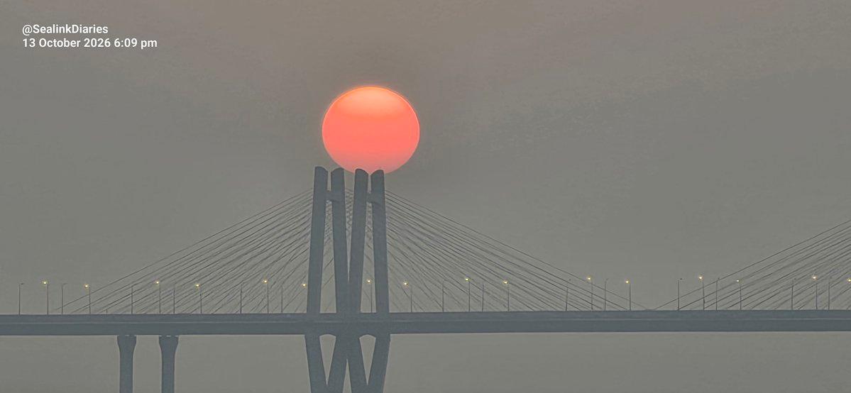 Mumbai’s Sea Link, crowned by a crimson sun. 🌞🌉❤️