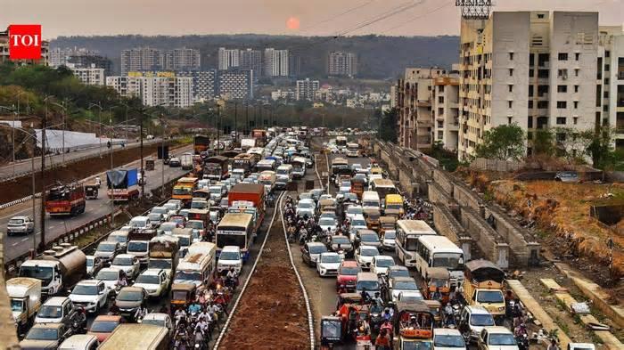 Heavy traffic expected on Pune-Mumbai Expressway, old highway; police urge use of public transport
