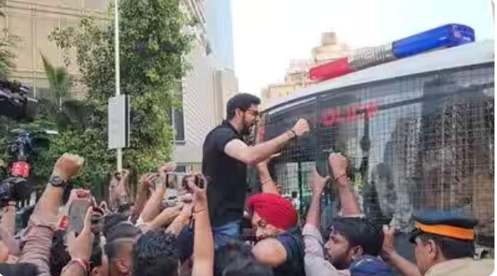 रस्त्यावरची लढाई रस्त्यावरच लढणार..... . ाकरे .
