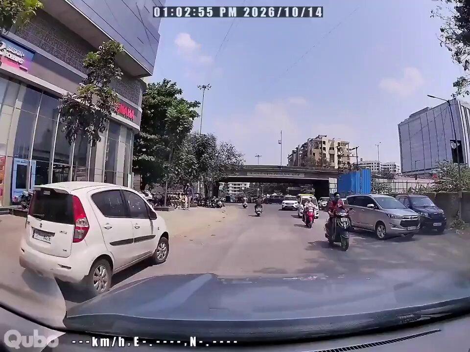 #Pune: Split-second mistake, terrifying crash and helmet that may have saved life. A biker rammed into two cars near Nanaware Bridge in Baner, while crossing the road. His two-wheeler was badly damage