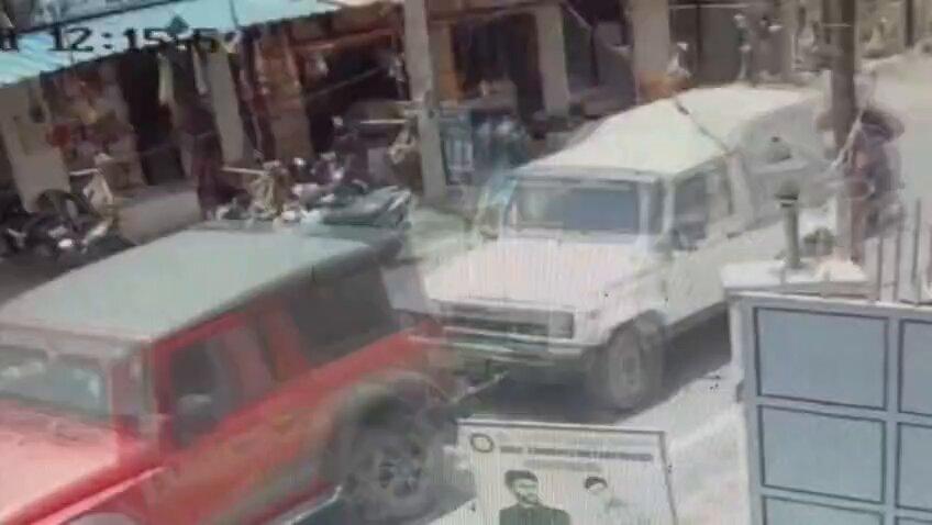 RT by @RahulUlekar: incident in . A man identified as Sanjay allegedly tried to his ex-wife with a knife in the middle of the road. Alert youngsters overpowered him & rescu