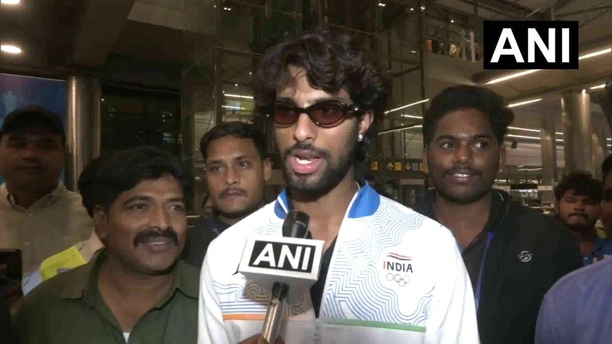 Look at that fan in green shirt admiring Tilak!