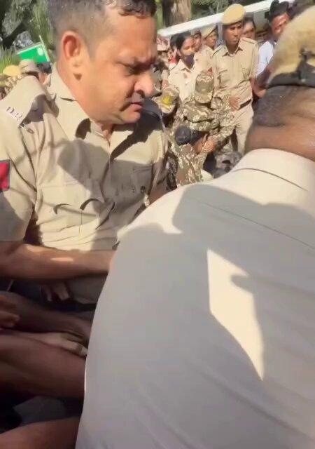 📍 Delhi 🚨 Protest Handling Raises Questions Over Democratic Rights Delhi mein protesters ke saath police action ko lekar social media par sawal uth rahe hain.