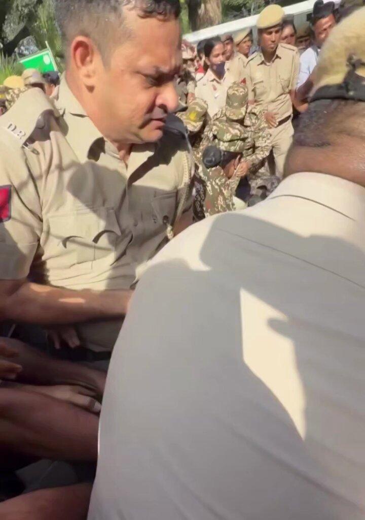 📍 Delhi 🚨 Protest Handling Raises Questions Over Democratic Rights Delhi mein protesters ke saath police action ko lekar social media par sawal uth rahe hain. Apni
