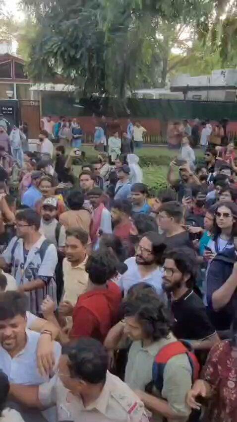 📍 Delhi 🚨 Detention Ke Dauraan Mahila Policekarmi Se Ki Gayi Request Detention ke dauraan ek vyakti ne mahila policekarmi se use chhodne ki request ki,