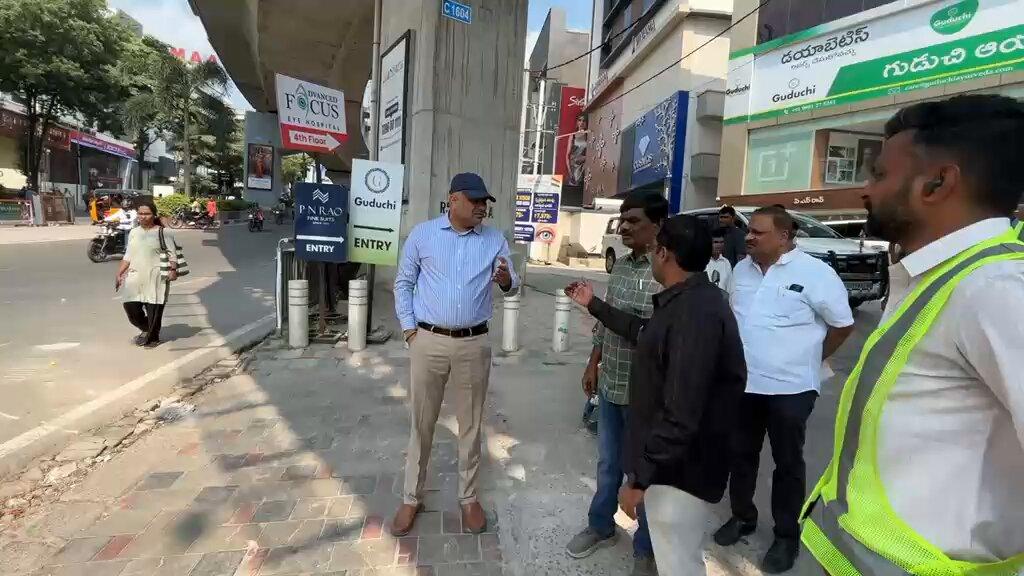 RT by @TheSNFD: GHMC Commissioner R.V. Karnan, inspected the ongoing works near KBR Park in He spoke on road🛣️ infrastructure projects and traffic arrangements around the park🚌🛺🛵🚗