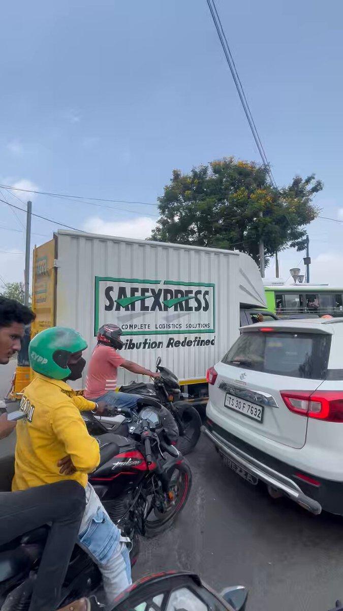 Traffic jam at Salar Jung Museum X Road, while traffic police are busy issuing challans behind Aza Khana-e-Zehra. Is the duty of Traffic Police to clear traffic or only issue challans?