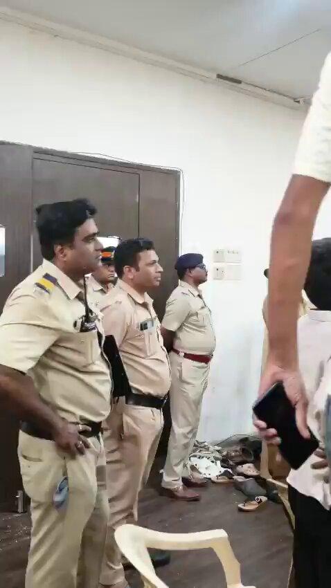 RT by @Satyamsundaramm: DHADHAGIRI……. SUPPRESSING THE VOICES?😏 @Dev_Fadnavis govt sent police to illegally barge into Maharashtra Pradesh office and ar