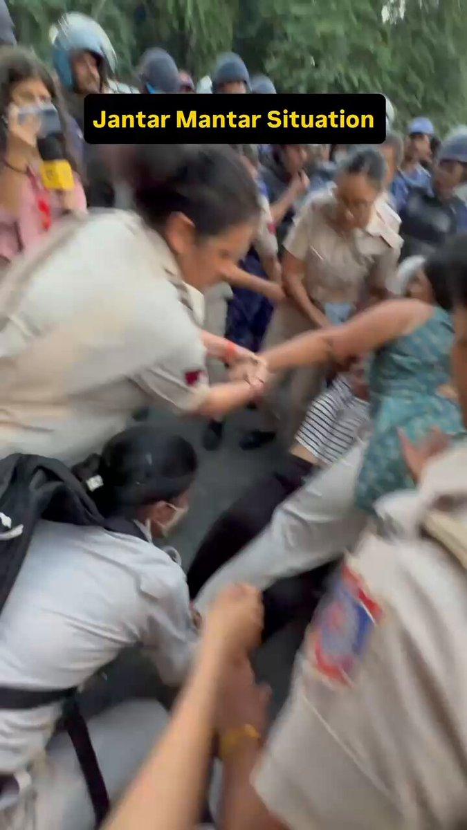 R to @ANI: Delhi police just played with the protesters and had fun party on road. Meanwhile, Police promoted some criminal who sexually harassed female journalists in front of Indian's. India