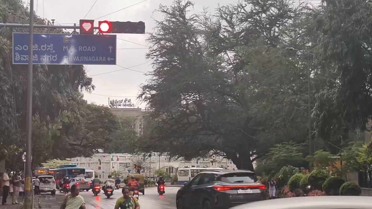 ❤️ Hearts of traffic 💚 A signal with a heart shape! That’s refreshing! 😍🚦 A little love in the middle of all the traffic, honking & rush. Maybe our traffic signals are reminding us to keep