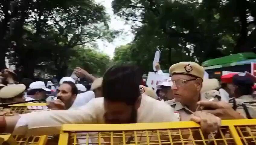 : The visuals coming out of are more interesting and entertaining than any Akshay Kumar film these days. 😭