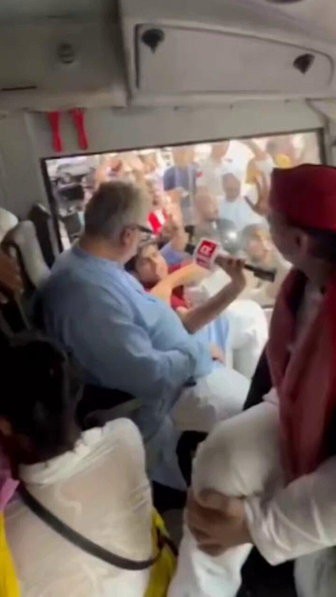 दिल्ली | INDIA ब्लॉक के विरोध मार्च को पुलिस ने संसद मार्ग पर रोक दिया। इसके बाद अखिलेश यादव, डेरेक ओ'ब्रायन, अभिषेक बनर्जी समेत कई विपक्षी नेताओं को हिरासत में लेकर बस से ले जाया गया। प्रदर्शनकारी मु