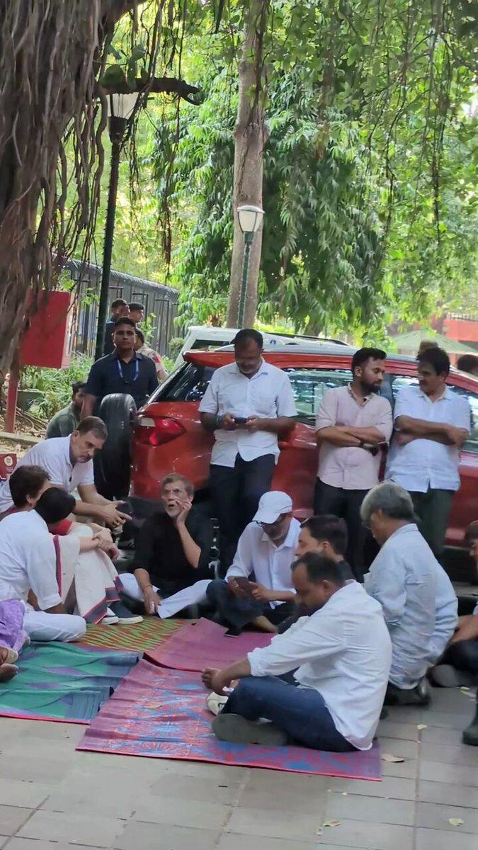 Inside , @RahulGandhi , @priyankagandhi & MPs settle in on mats for a sit-in. Outside, heavy deployment builds up.