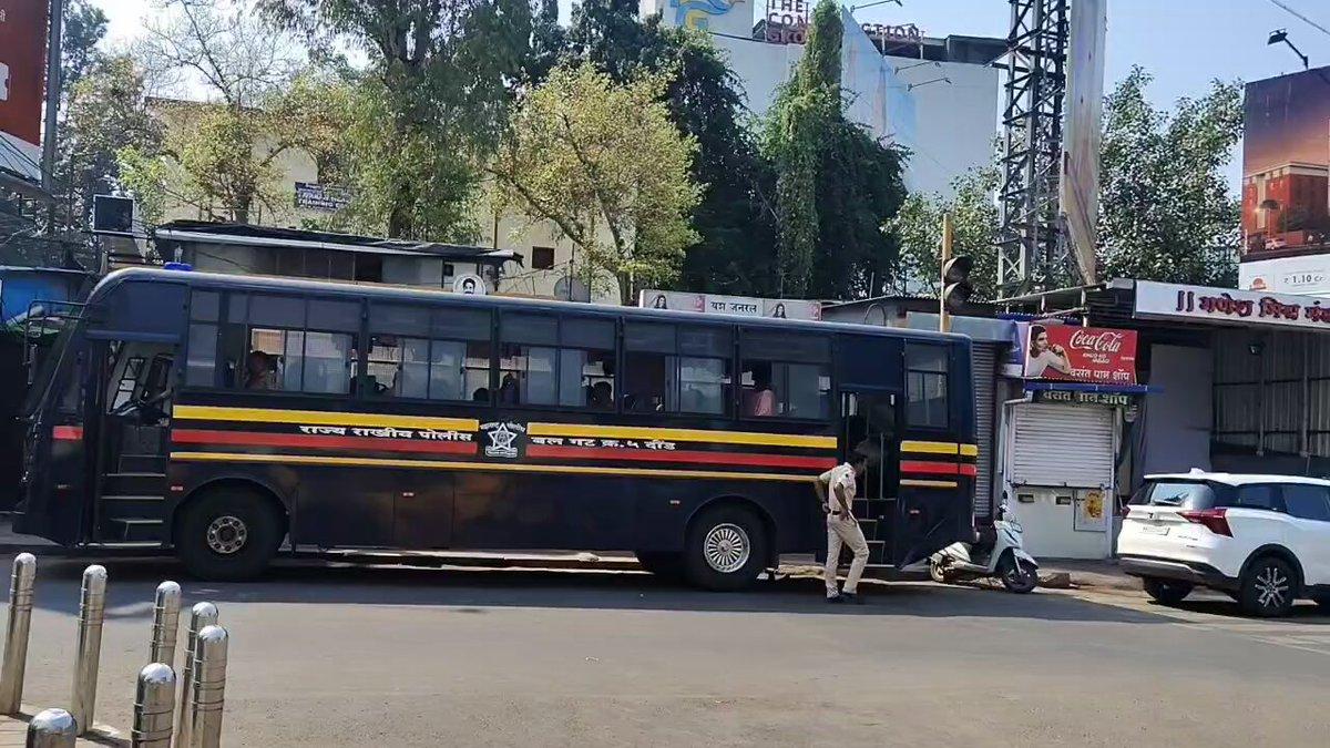 न्याय हक्कासाठी प्रामाणिकपणे लढणाऱ्या विद्यार्थ्यांचे आंदोलन दडपन्याचा सरकारचा आज प्रयत्न 😡😡 एवढा पोलिस बंदोबस्त का आणि कशासाठी?? @Dev_Fadnavis थोडी तरी नैतिकता दाखवा लोकशाही ही फक्त विधानसभेत ड