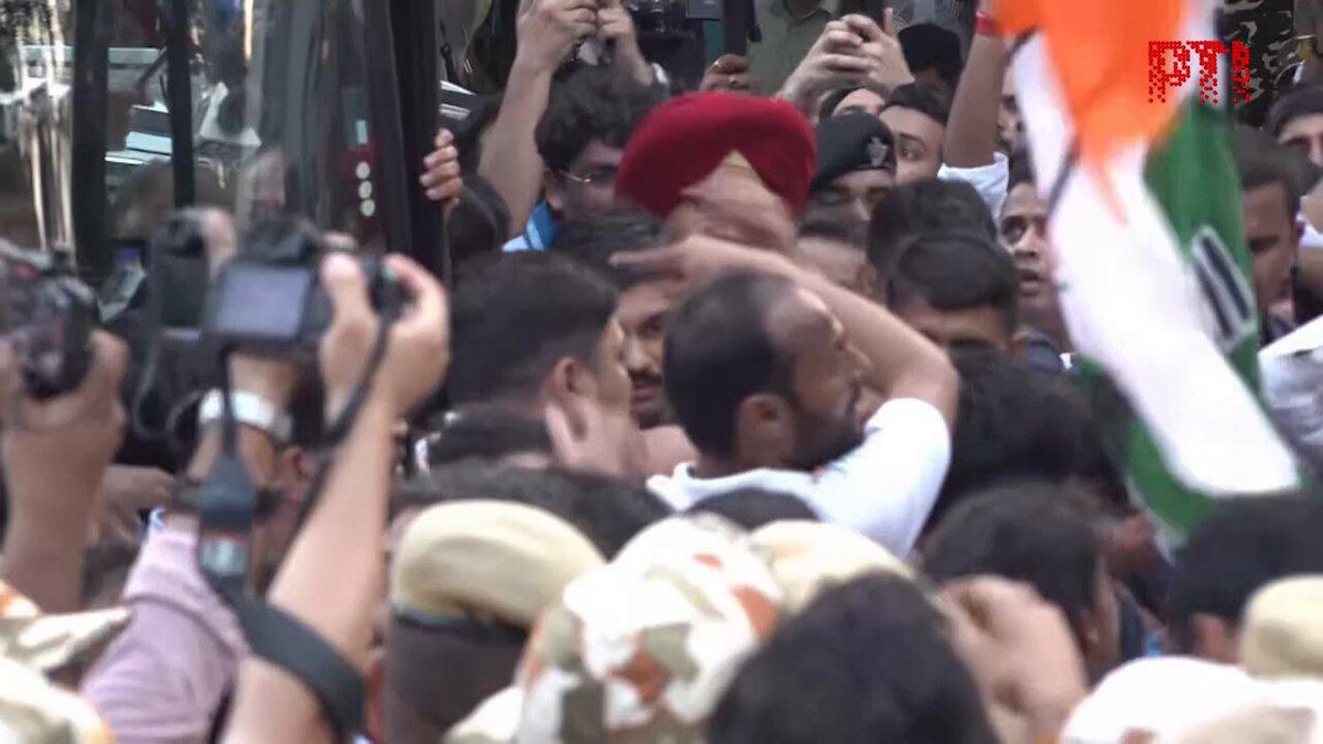 🚨 Delhi | Congress MP Rahul Gandhi (@RahulGandhi) seen walking towards Jantar Mantar after buses carrying Opposition MPs were stopped by security personnel on Ashoka Road. Opposition MPs are heading t