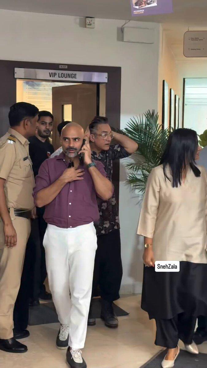 Guess who just stole the spotlight in Mumbai! ✨🔥 Aamir Khan spotted at the event today, looking effortlessly charming as always! ❤️🙌
