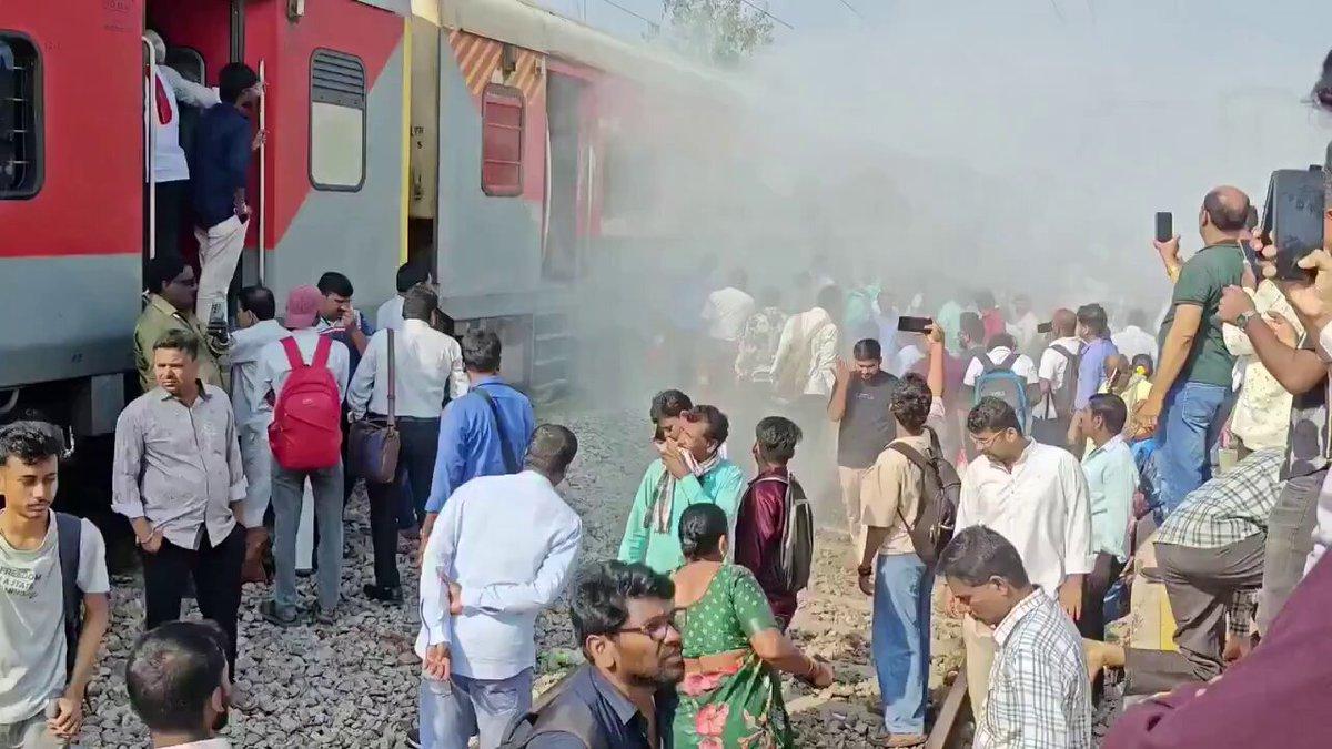 🔥 Fire breaks out on Sirpur-Kagaznagar train near BibinagarTelangana. A brake liner rubbing against the wheel reportedly caused smoke and flames. The train was halted immediately after the co-pilot al