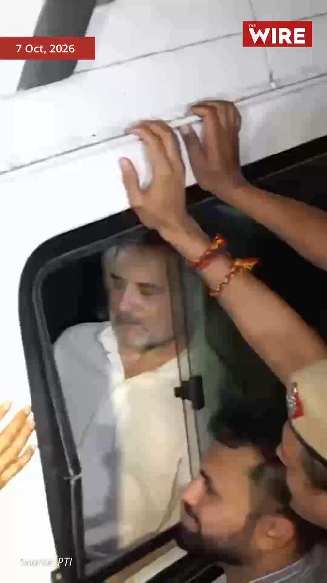 RT by @parakalargprama: LoP Rahul Gandhi Offers Water to Policemen Detaining Him, Says, "You are doing your job"