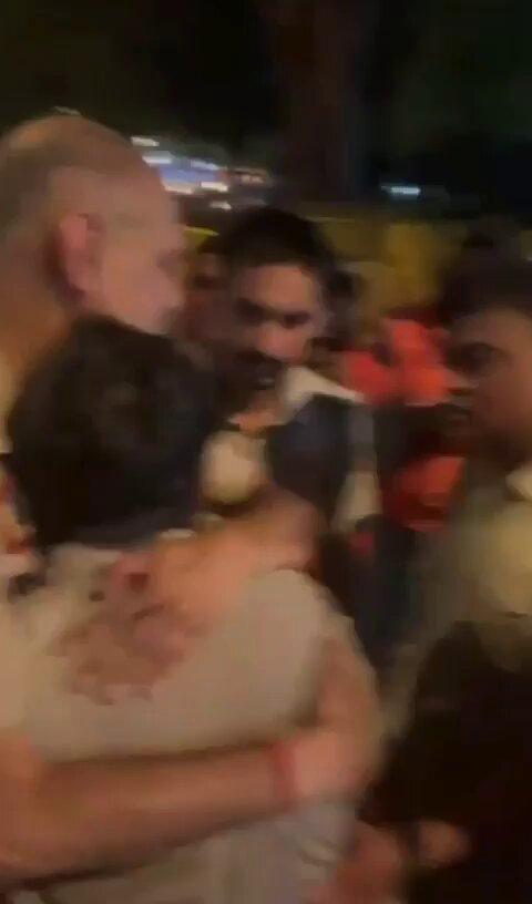 एक जवान फूट-फूटकर रो रहा है। महिला पुलिसकर्मी हों या पुरुष, सभी के साथ मारपीट और बदसलूकी का आरोप है। आखिर वर्दी वालों के साथ ऐसा क्यों?
