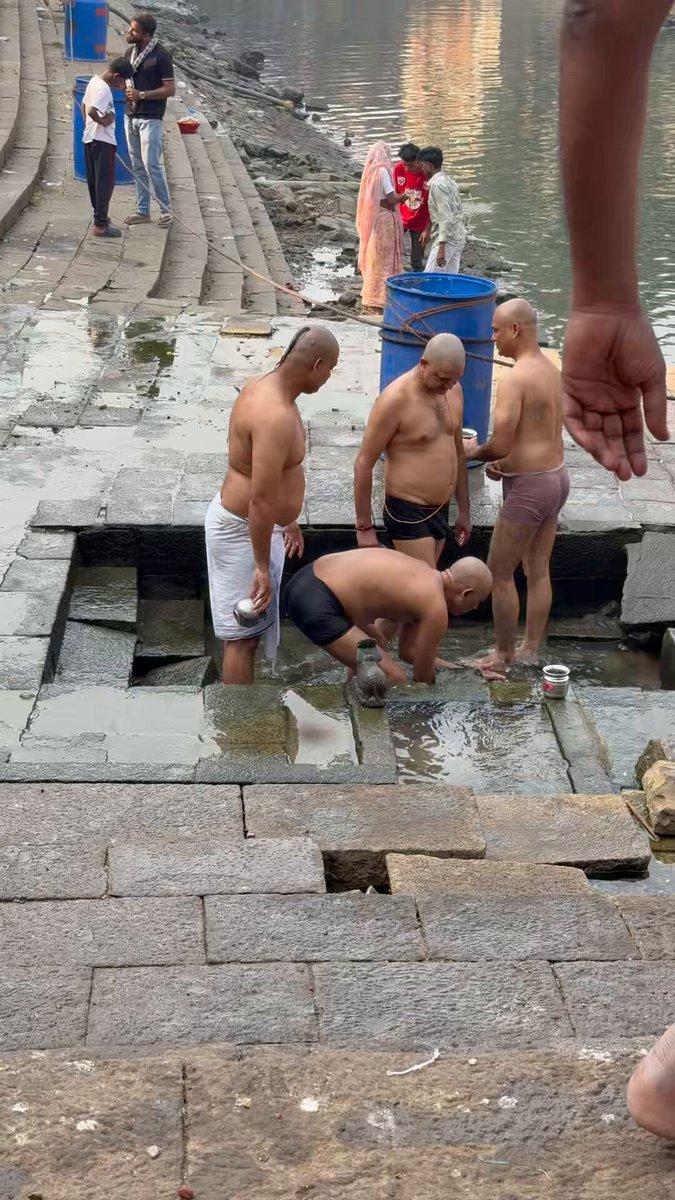 Banganga deserves care, safety & dignity.🙏 People performing Snan & Pind Daan are frequently slipping due to algae. I urge @mybmc to immediately clean,the area, remove algae and beautify this ancient