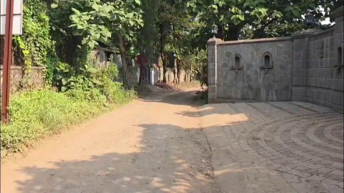 नाना पाटेकर के निधन की खबर के बाद ुणे स्थित उनके घर के बाहर के दृश्य।