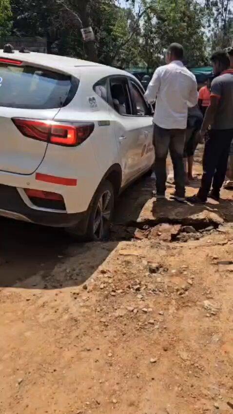 RT by @orabeta60: ’s broken roads are turning into death traps! Caught on camera: Motorists struggling to pull their vehicles out of ‘surprise & shocker pits’ on the Gunjur-Doddakaneli Road
