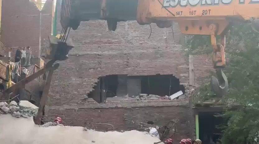 Deeply saddened by the Delhi building collapse that reportedly killed two children and a pregnant woman. How many more lives must be lost before authorities act? I demand a thorough investigation, acc