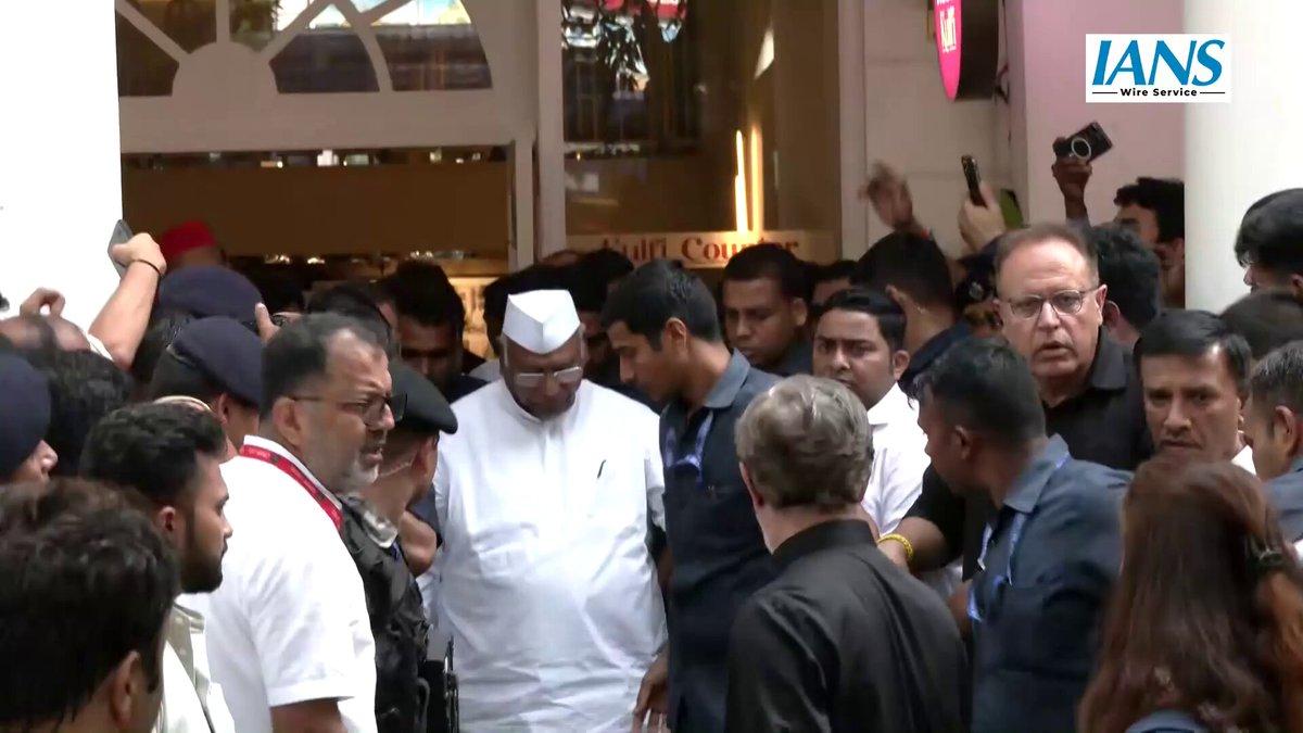 Delhi: Congress President Mallikarjun Kharge, Lok Sabha LoP Rahul Gandhi, and other MPs leave the venue after the INDIA bloc MPs' lunch meeting @INCIndia @INCDelhi @kharge @RahulGandhi @priyankagandhi
