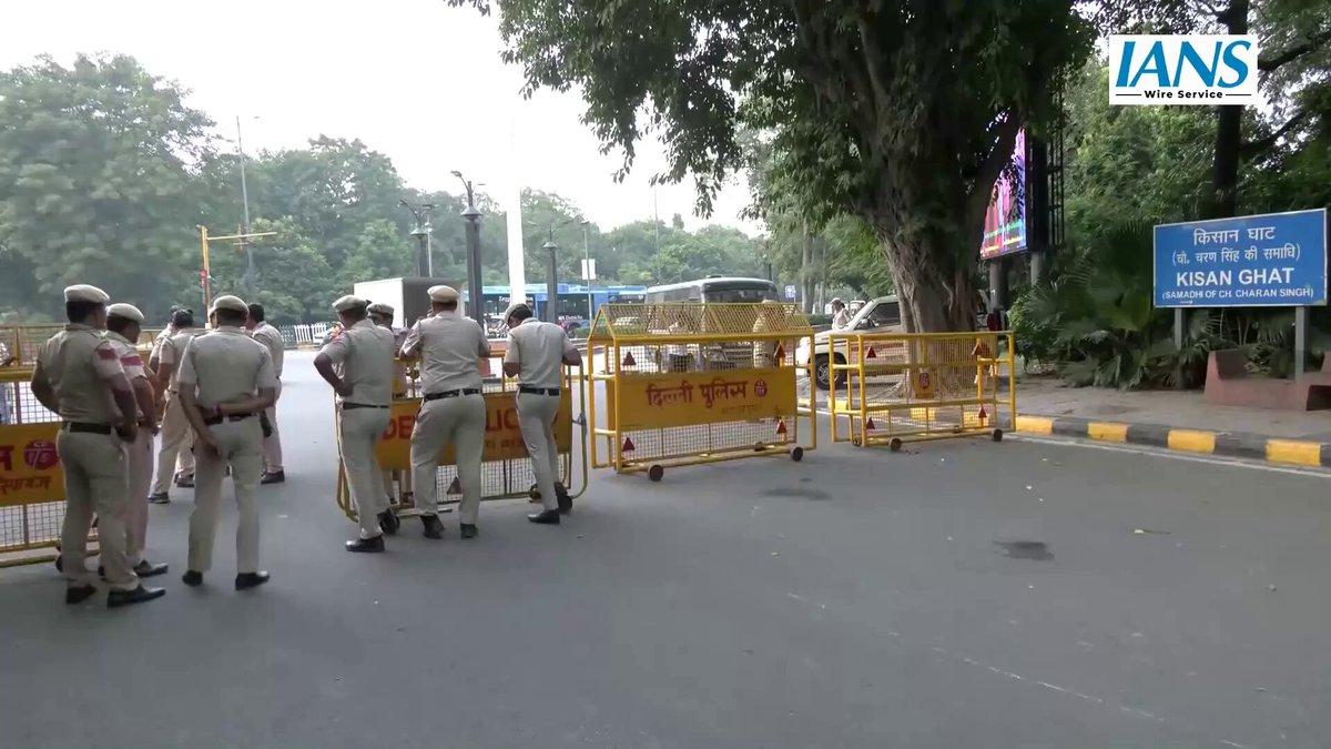 Delhi: Security has been tightened near Kisan Ghat in view of the proposed Congress and INDIA bloc protest. The road has been closed. @RahulGandhi @INCIndia @kharge